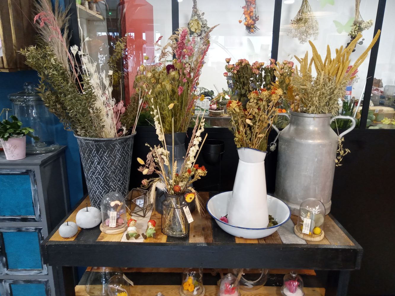 Vue de l'intérieur de la boutique de L'Atelier fleuriste, fleuriste décorateur à Saint Christo en Jarez